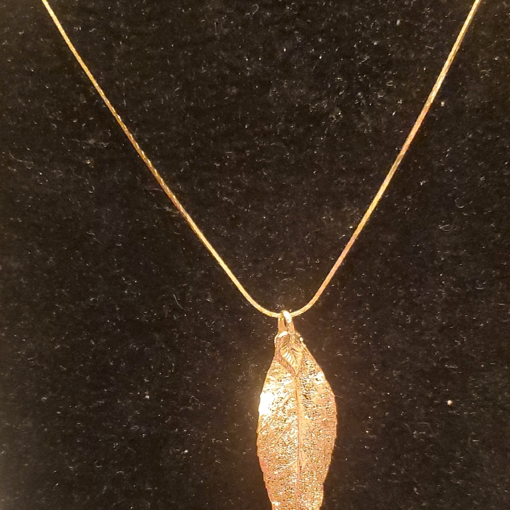 Elegant Gold Leaf Pendant Necklace